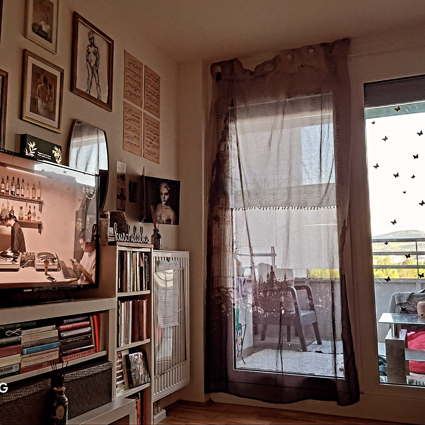 Night streetlight glow – cinematic melancholy